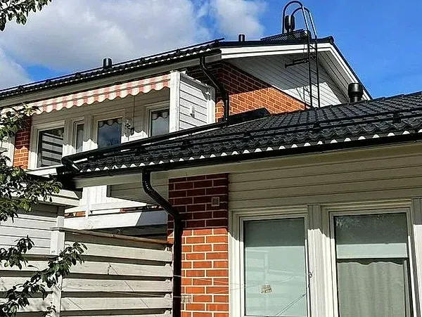 Tumma tiilikatto